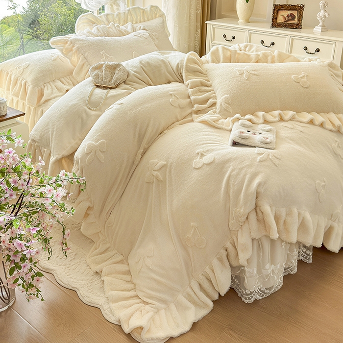 91家纺网 家纺一手货源 找家纺 宜凡家纺 2025新款兔绒提花牛奶绒夹棉床裙四件套 樱桃 奶油白