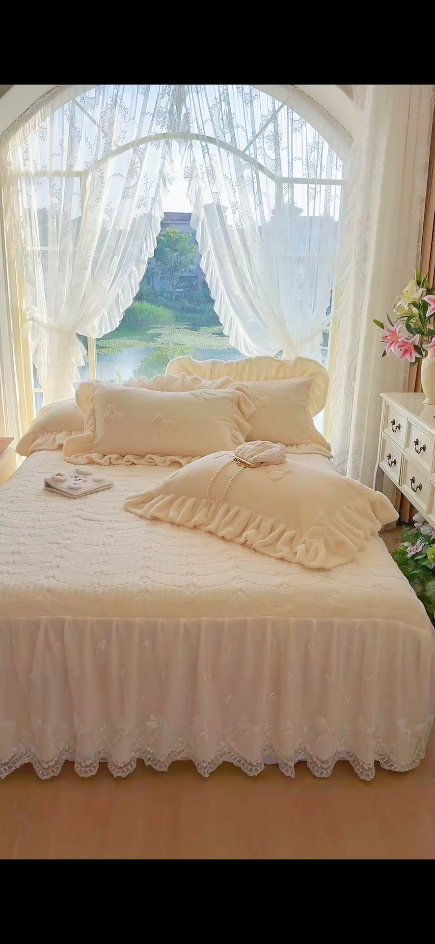 91家纺网 家纺一手货源 找家纺 宜凡家纺 2025新款兔绒提花牛奶绒夹棉床裙四件套 樱桃 奶油白