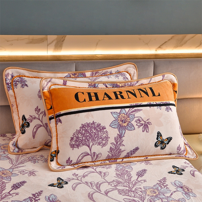 91家纺网 家纺一手货源 找家纺 董成龙家纺 2025新款高克重9-10斤加厚印花超柔牛奶绒爆款法莱绒金貂绒床裙四件套控价 蝶舞