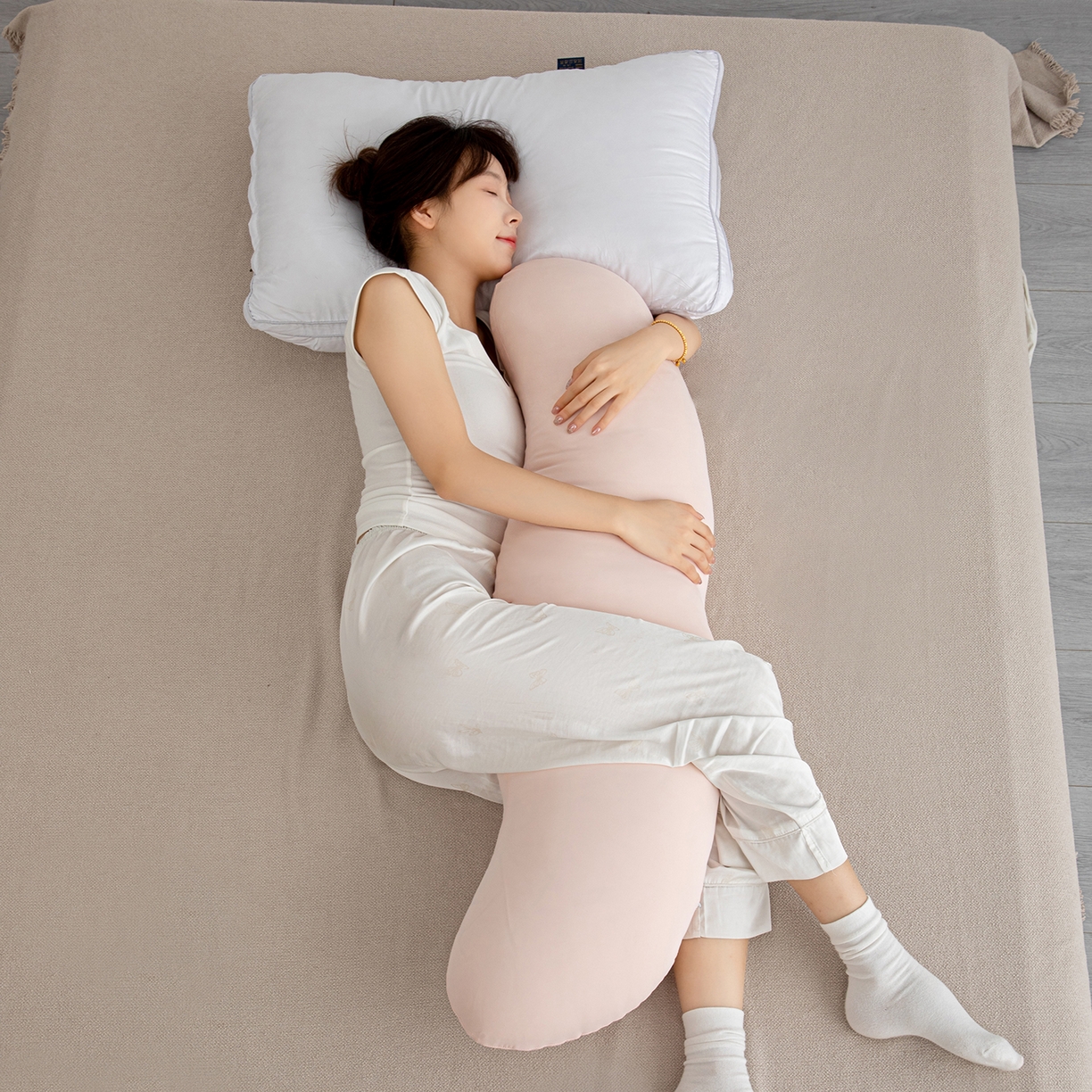 91家纺网 家纺一手货源 找家纺 沐沐家纺 2026新款四季纯色深睡抱抱枕 粉色