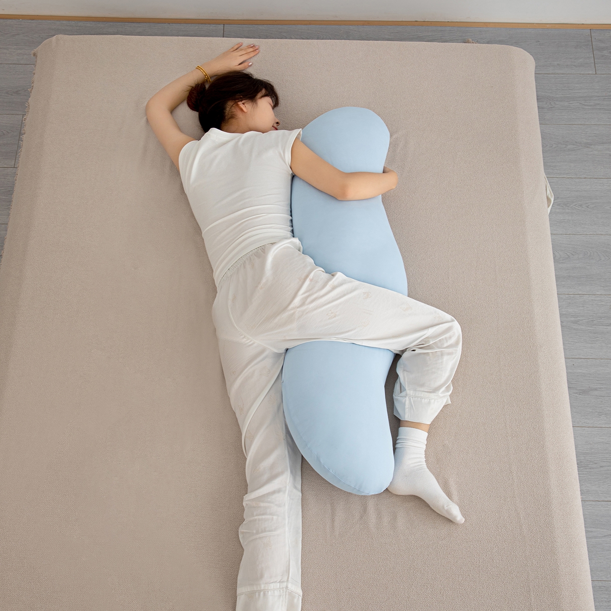 91家纺网 家纺一手货源 找家纺 沐沐家纺 2026新款四季纯色深睡抱抱枕 蓝色