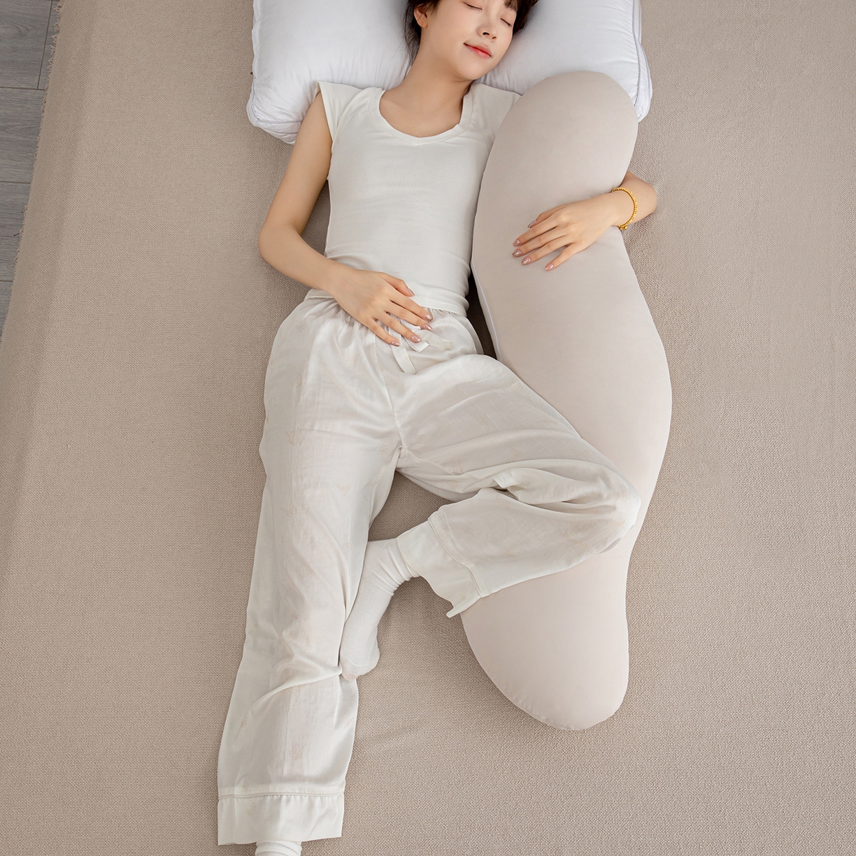 91家纺网 家纺一手货源 找家纺 沐沐家纺 2026新款四季纯色深睡抱抱枕 卡其