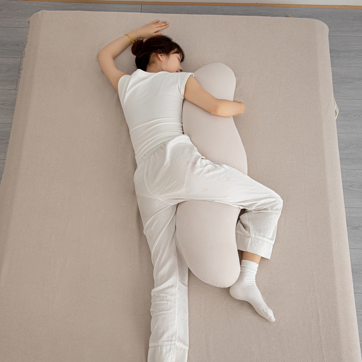 91家纺网 家纺一手货源 找家纺 沐沐家纺 2026新款四季纯色深睡抱抱枕 卡其