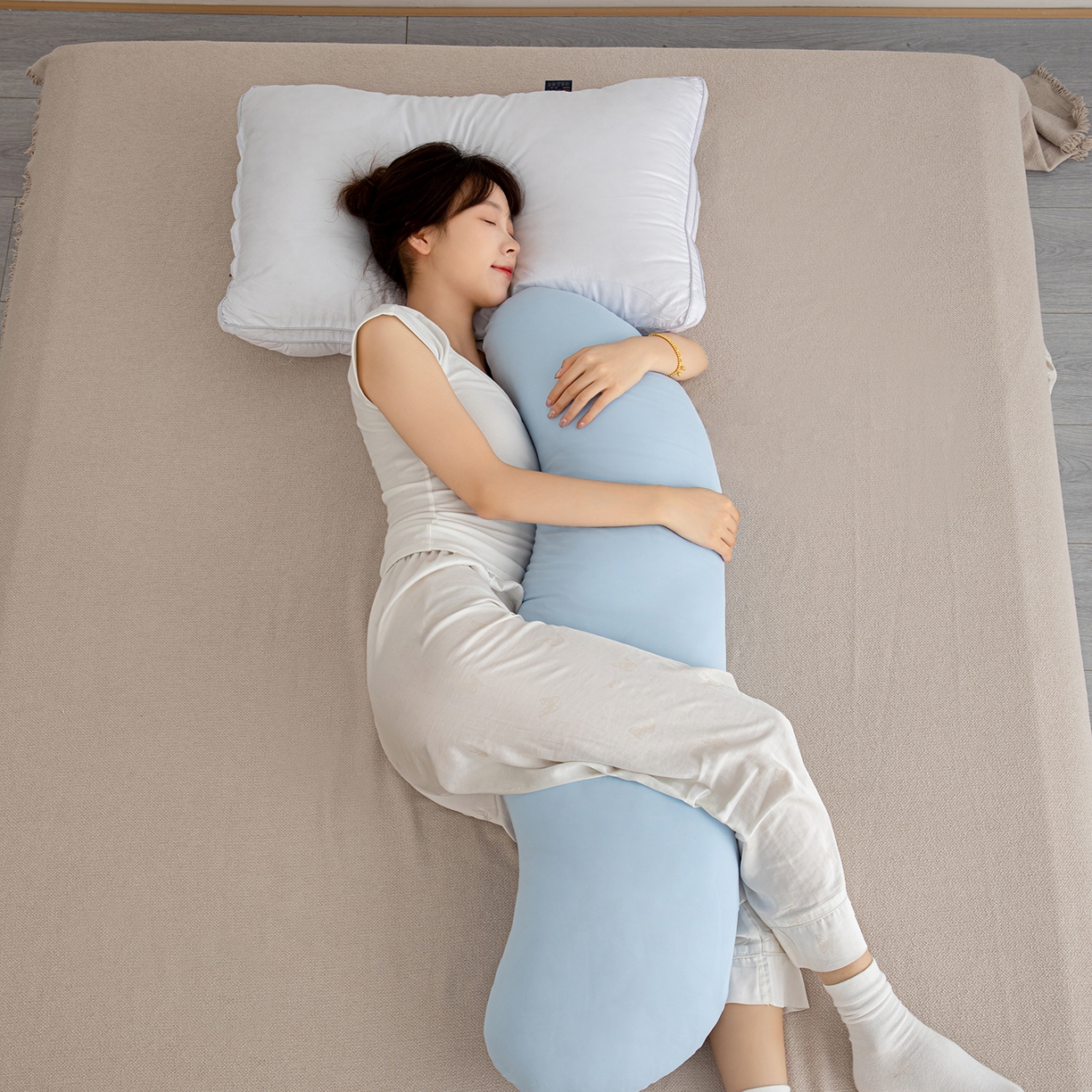 91家纺网 家纺一手货源 找家纺 沐沐家纺 2026新款四季纯色深睡抱抱枕 蓝色