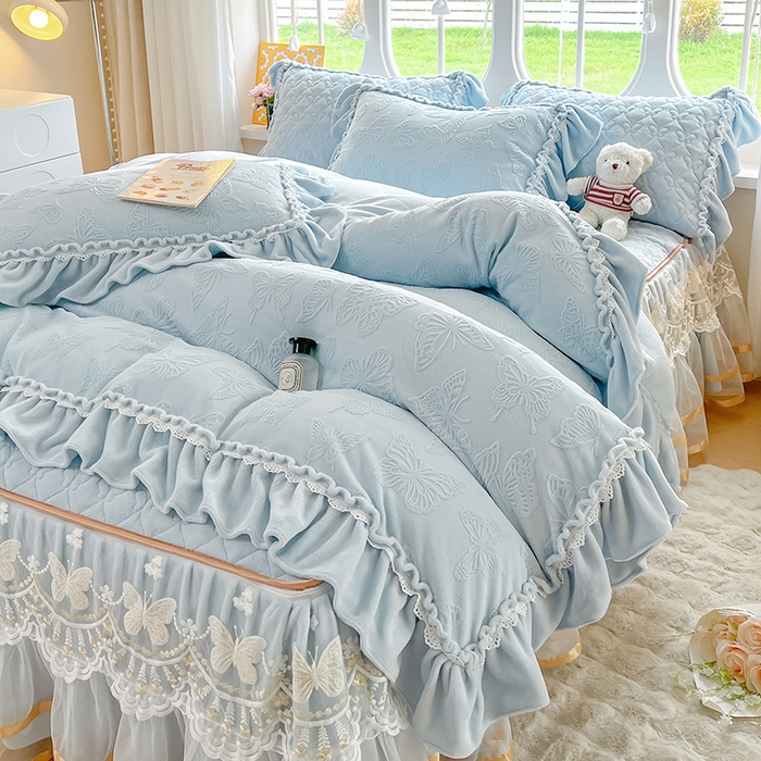 91家纺网 家纺一手货源 找家纺 罗艺轩 2025新款简约雕花牛奶绒可拆卸床裙四件套蝶恋（已申专版，严格控价） 蝶恋-蓝