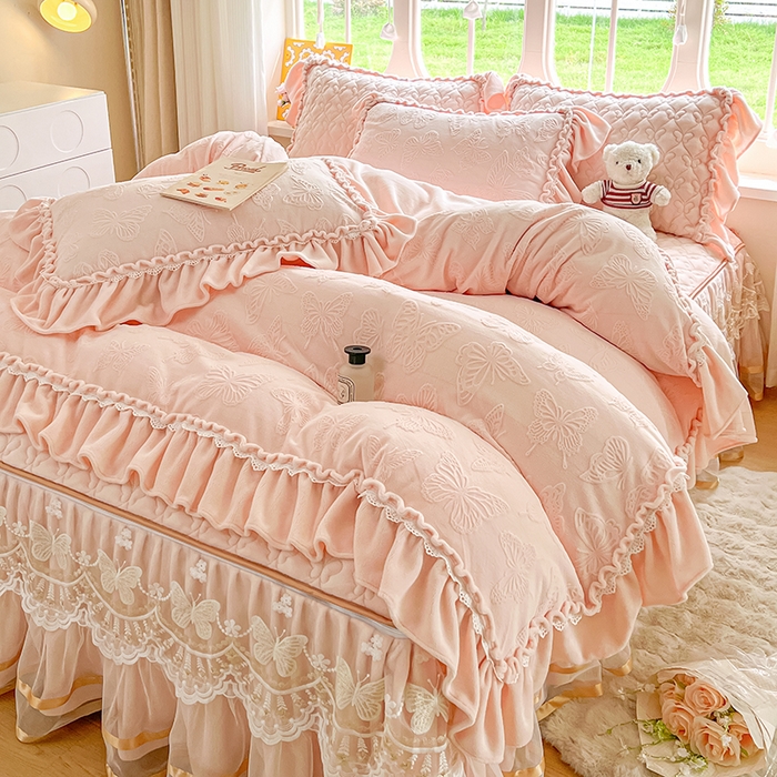 91家纺网 家纺一手货源 找家纺 罗艺轩 2025新款简约雕花牛奶绒可拆卸床裙四件套蝶恋（已申专版，严格控价） 蝶恋-玉