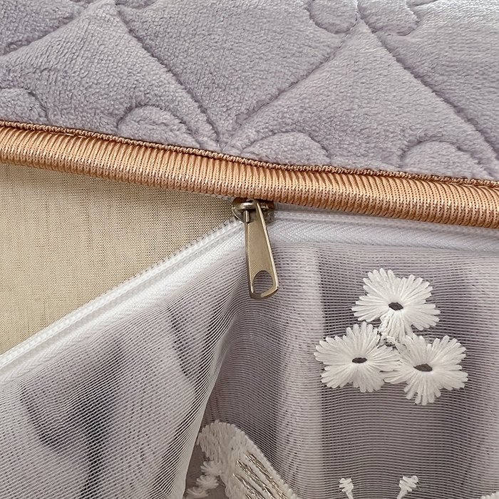 91家纺网 家纺一手货源 找家纺 罗艺轩 2025新款简约雕花牛奶绒可拆卸床裙四件套蝶恋（已申专版，严格控价） 蝶恋-灰