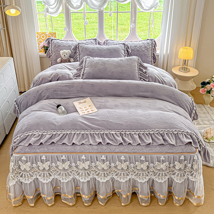 91家纺网 家纺一手货源 找家纺 罗艺轩 2025新款简约雕花牛奶绒可拆卸床裙四件套蝶恋（已申专版，严格控价） 蝶恋-灰