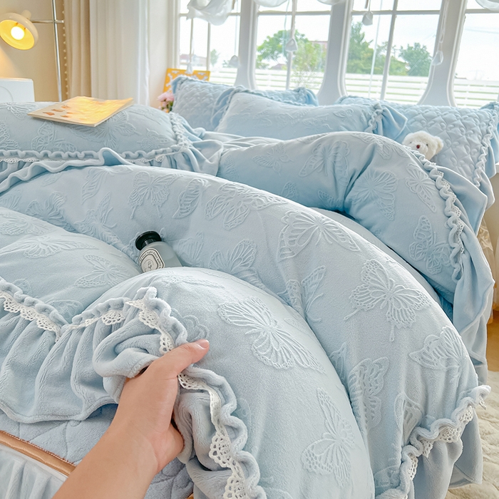 91家纺网 家纺一手货源 找家纺 罗艺轩 2025新款简约雕花牛奶绒可拆卸床裙四件套蝶恋（已申专版，严格控价） 蝶恋-蓝