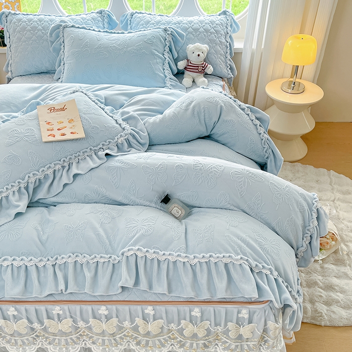 91家纺网 家纺一手货源 找家纺 罗艺轩 2025新款简约雕花牛奶绒可拆卸床裙四件套蝶恋（已申专版，严格控价） 蝶恋-蓝