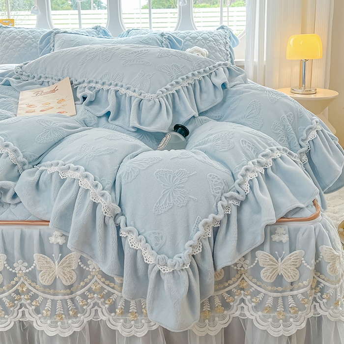 91家纺网 家纺一手货源 找家纺 罗艺轩 2025新款简约雕花牛奶绒可拆卸床裙四件套蝶恋（已申专版，严格控价） 蝶恋-蓝