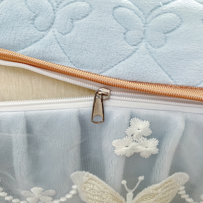 91家纺网 家纺一手货源 找家纺 罗艺轩 2025新款简约雕花牛奶绒可拆卸床裙四件套蝶恋（已申专版，严格控价） 蝶恋-蓝