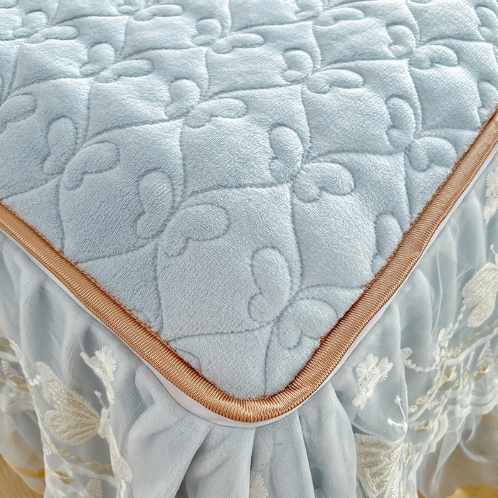 91家纺网 家纺一手货源 找家纺 罗艺轩 2025新款简约雕花牛奶绒可拆卸床裙四件套蝶恋（已申专版，严格控价） 蝶恋-蓝