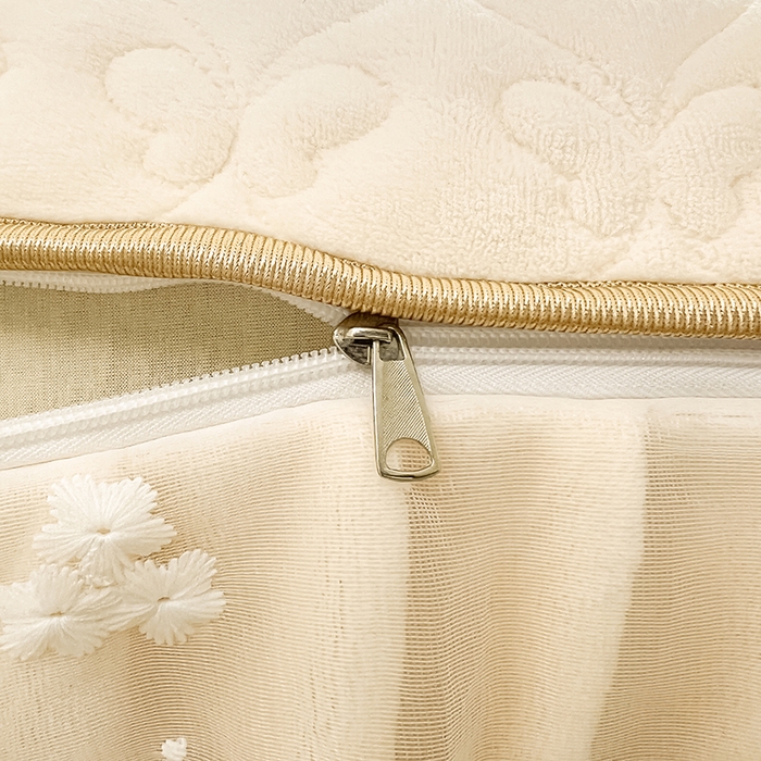 91家纺网 家纺一手货源 找家纺 罗艺轩 2025新款简约雕花牛奶绒可拆卸床裙四件套蝶恋（已申专版，严格控价） 蝶恋-米黄