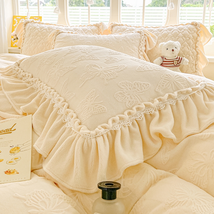 91家纺网 家纺一手货源 找家纺 罗艺轩 2025新款简约雕花牛奶绒可拆卸床裙四件套蝶恋（已申专版，严格控价） 蝶恋-米黄