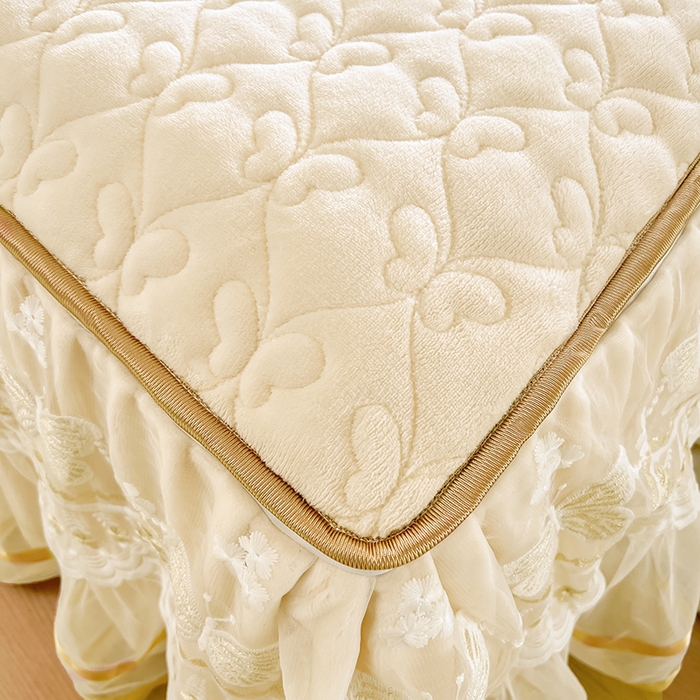 91家纺网 家纺一手货源 找家纺 罗艺轩 2025新款简约雕花牛奶绒可拆卸床裙四件套蝶恋（已申专版，严格控价） 蝶恋-米黄