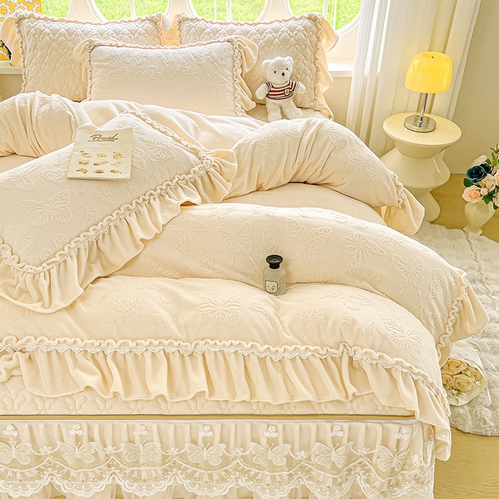 91家纺网 家纺一手货源 找家纺 罗艺轩 2025新款简约雕花牛奶绒可拆卸床裙四件套蝶恋（已申专版，严格控价） 蝶恋-米黄