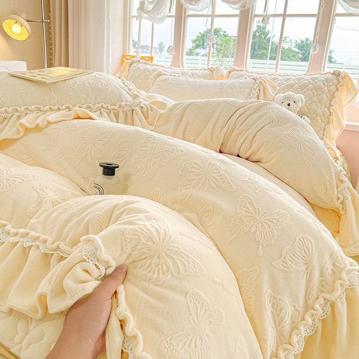 91家纺网 家纺一手货源 找家纺 罗艺轩 2025新款简约雕花牛奶绒可拆卸床裙四件套蝶恋（已申专版，严格控价） 蝶恋-米黄
