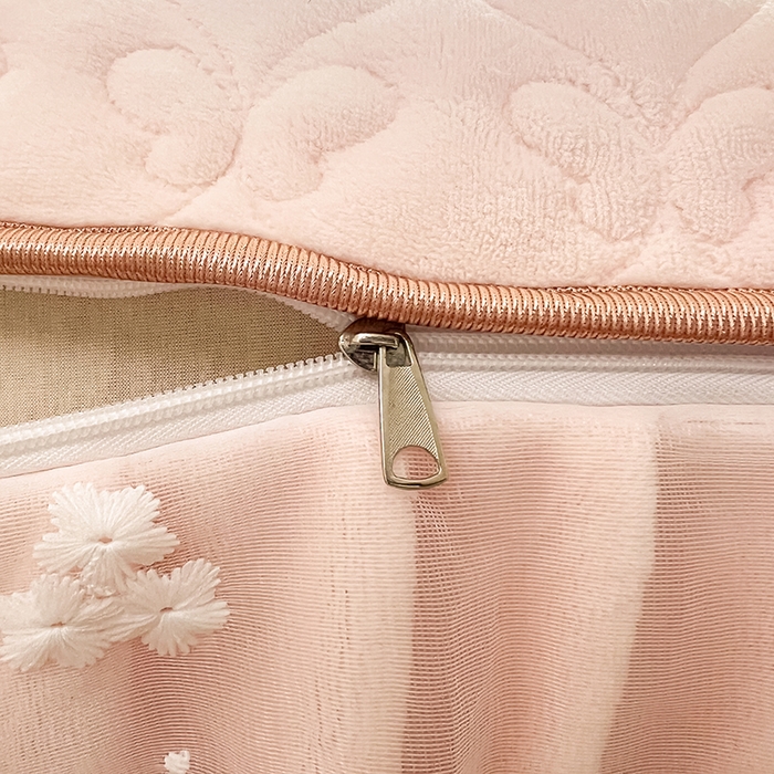 91家纺网 家纺一手货源 找家纺 罗艺轩 2025新款简约雕花牛奶绒可拆卸床裙四件套蝶恋（已申专版，严格控价） 蝶恋-玉