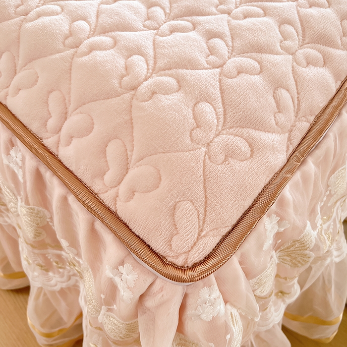 91家纺网 家纺一手货源 找家纺 罗艺轩 2025新款简约雕花牛奶绒可拆卸床裙四件套蝶恋（已申专版，严格控价） 蝶恋-玉