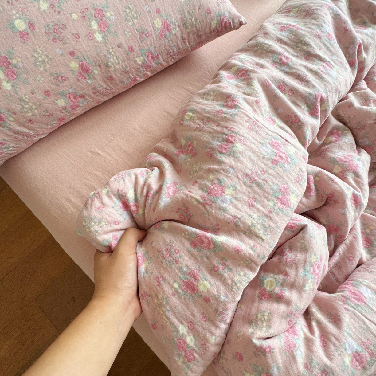 91家纺网 家纺一手货源 找家纺 8+8 2025新款全棉A类母婴级抗菌有氧全棉双层纱亲肤全棉小清新印花三件套四件套 简约款-蔷薇庄园