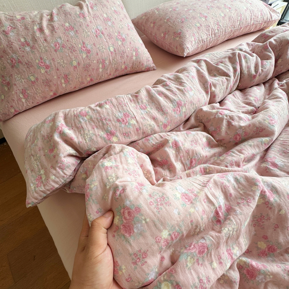 91家纺网 家纺一手货源 找家纺 8+8 2025新款全棉A类母婴级抗菌有氧全棉双层纱亲肤全棉小清新印花三件套四件套 简约款-蔷薇庄园