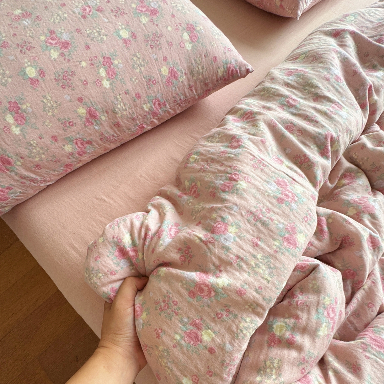 91家纺网 家纺一手货源 找家纺 8+8 2025新款全棉A类母婴级抗菌有氧全棉双层纱亲肤全棉小清新印花三件套四件套 简约款-蔷薇庄园