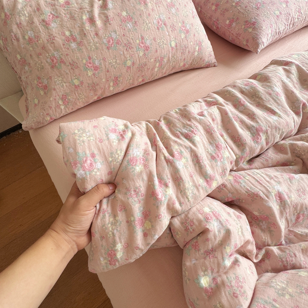 91家纺网 家纺一手货源 找家纺 8+8 2025新款全棉A类母婴级抗菌有氧全棉双层纱亲肤全棉小清新印花三件套四件套 简约款-蔷薇庄园