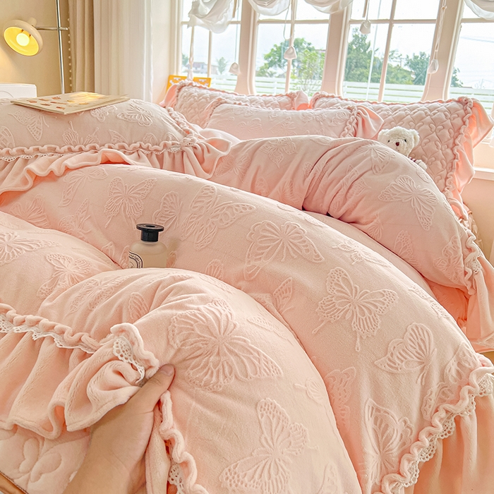 91家纺网 家纺一手货源 找家纺 罗艺轩 2025新款简约雕花牛奶绒可拆卸床裙四件套蝶恋（已申专版，严格控价） 蝶恋-玉