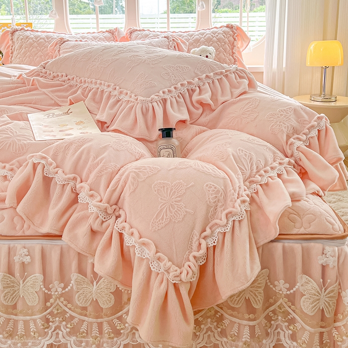 91家纺网 家纺一手货源 找家纺 罗艺轩 2025新款简约雕花牛奶绒可拆卸床裙四件套蝶恋（已申专版，严格控价） 蝶恋-玉