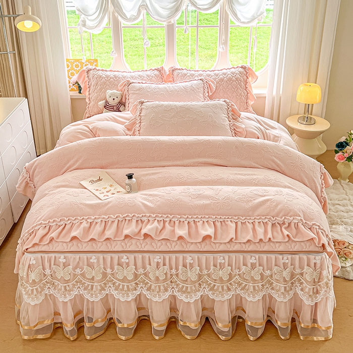 91家纺网 家纺一手货源 找家纺 罗艺轩 2025新款简约雕花牛奶绒可拆卸床裙四件套蝶恋（已申专版，严格控价） 蝶恋-玉