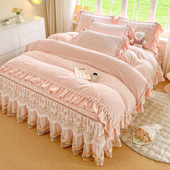 91家纺网 家纺一手货源 找家纺 罗艺轩 2025新款简约雕花牛奶绒可拆卸床裙四件套蝶恋（已申专版，严格控价） 蝶恋-玉