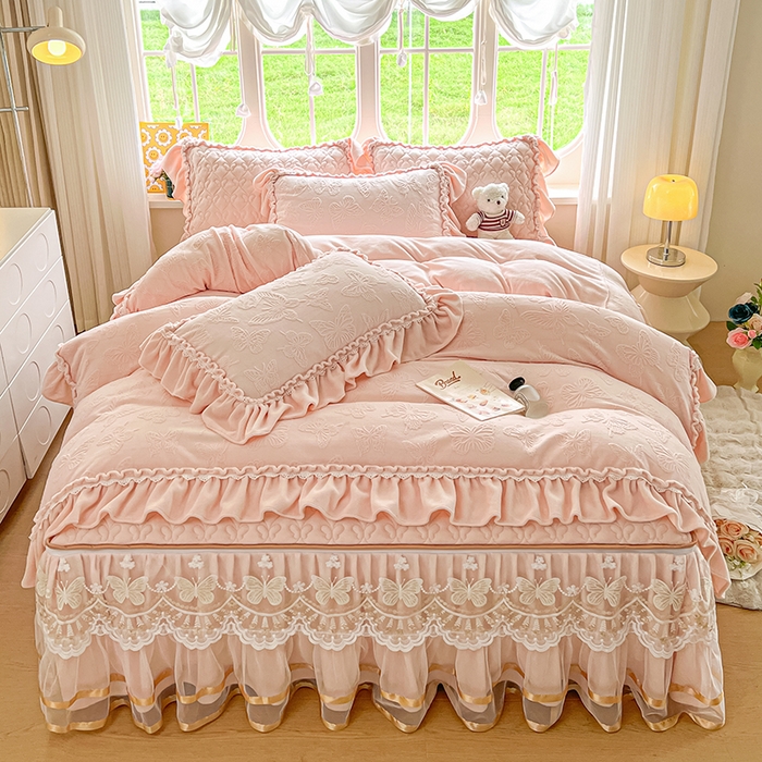 91家纺网 家纺一手货源 找家纺 罗艺轩 2025新款简约雕花牛奶绒可拆卸床裙四件套蝶恋（已申专版，严格控价） 蝶恋-玉