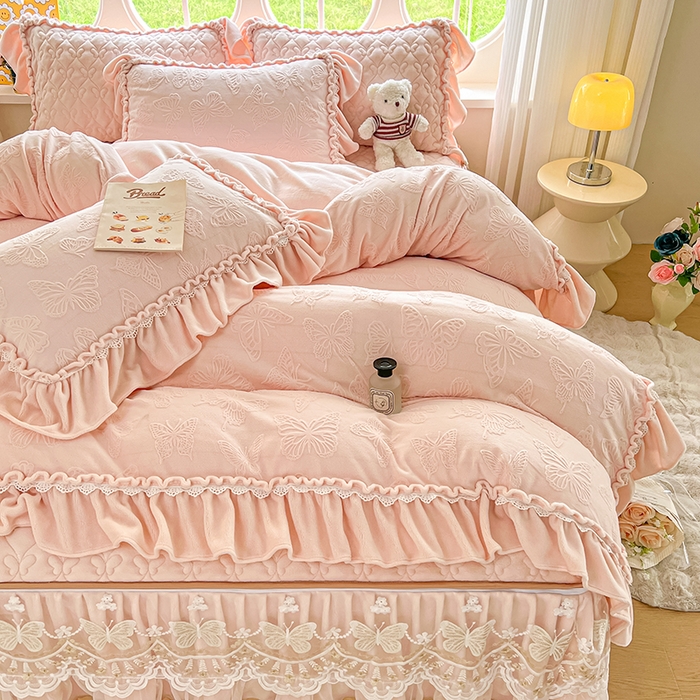 91家纺网 家纺一手货源 找家纺 罗艺轩 2025新款简约雕花牛奶绒可拆卸床裙四件套蝶恋（已申专版，严格控价） 蝶恋-玉