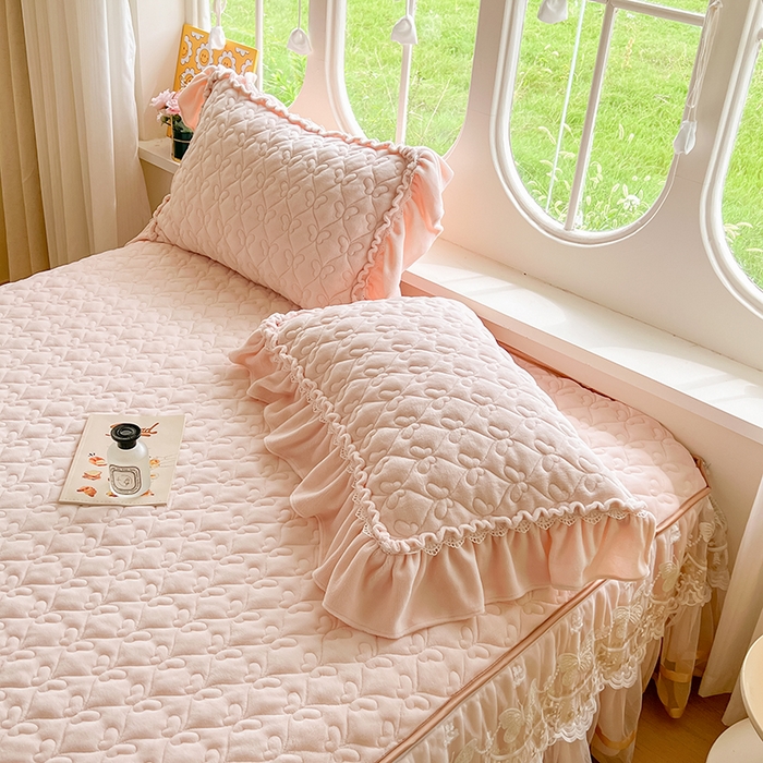 91家纺网 家纺一手货源 找家纺 罗艺轩 2025新款简约雕花牛奶绒可拆卸床裙四件套蝶恋（已申专版，严格控价） 蝶恋-玉