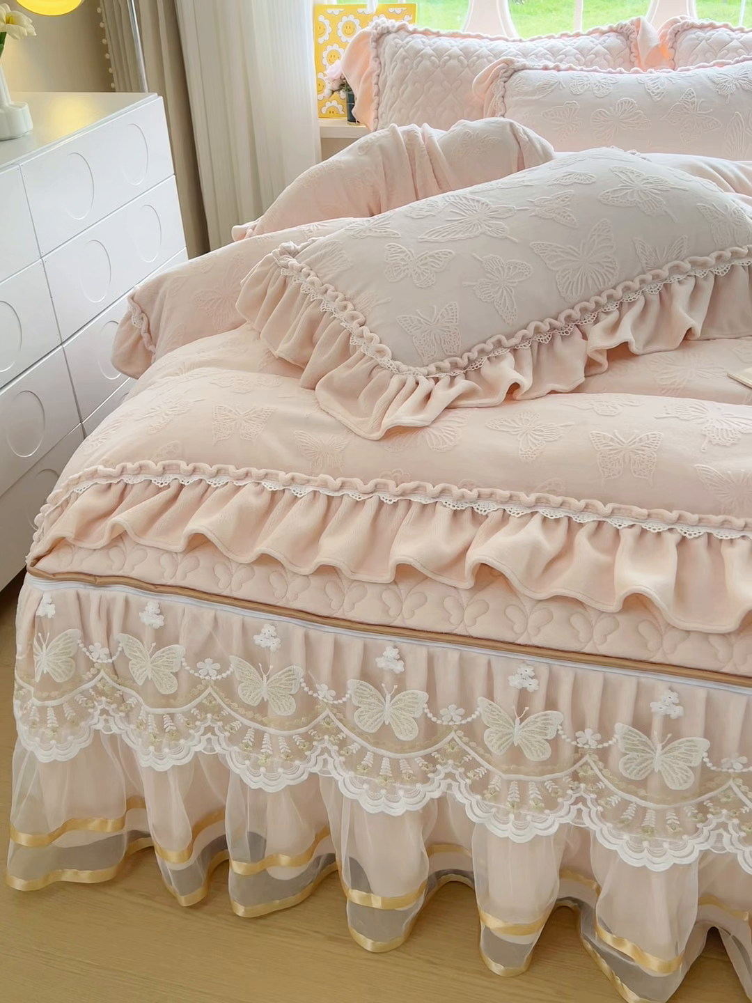 91家纺网 家纺一手货源 找家纺 罗艺轩 2025新款简约雕花牛奶绒可拆卸床裙四件套蝶恋（已申专版，严格控价） 蝶恋-玉