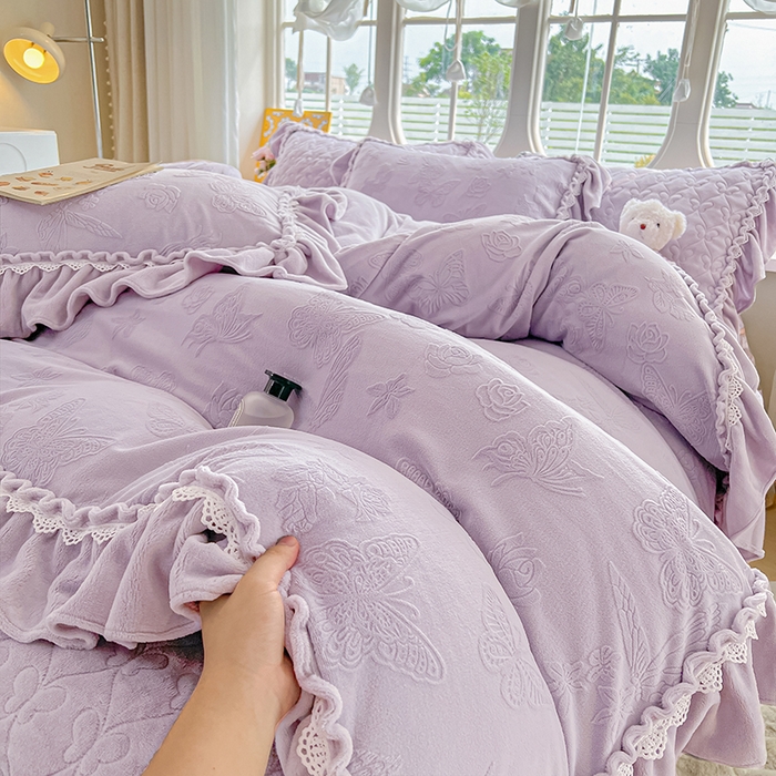 91家纺网 家纺一手货源 找家纺 罗艺轩 2025新款简约雕花牛奶绒可拆卸床裙四件套蝶恋（已申专版，严格控价） 蝶恋-紫