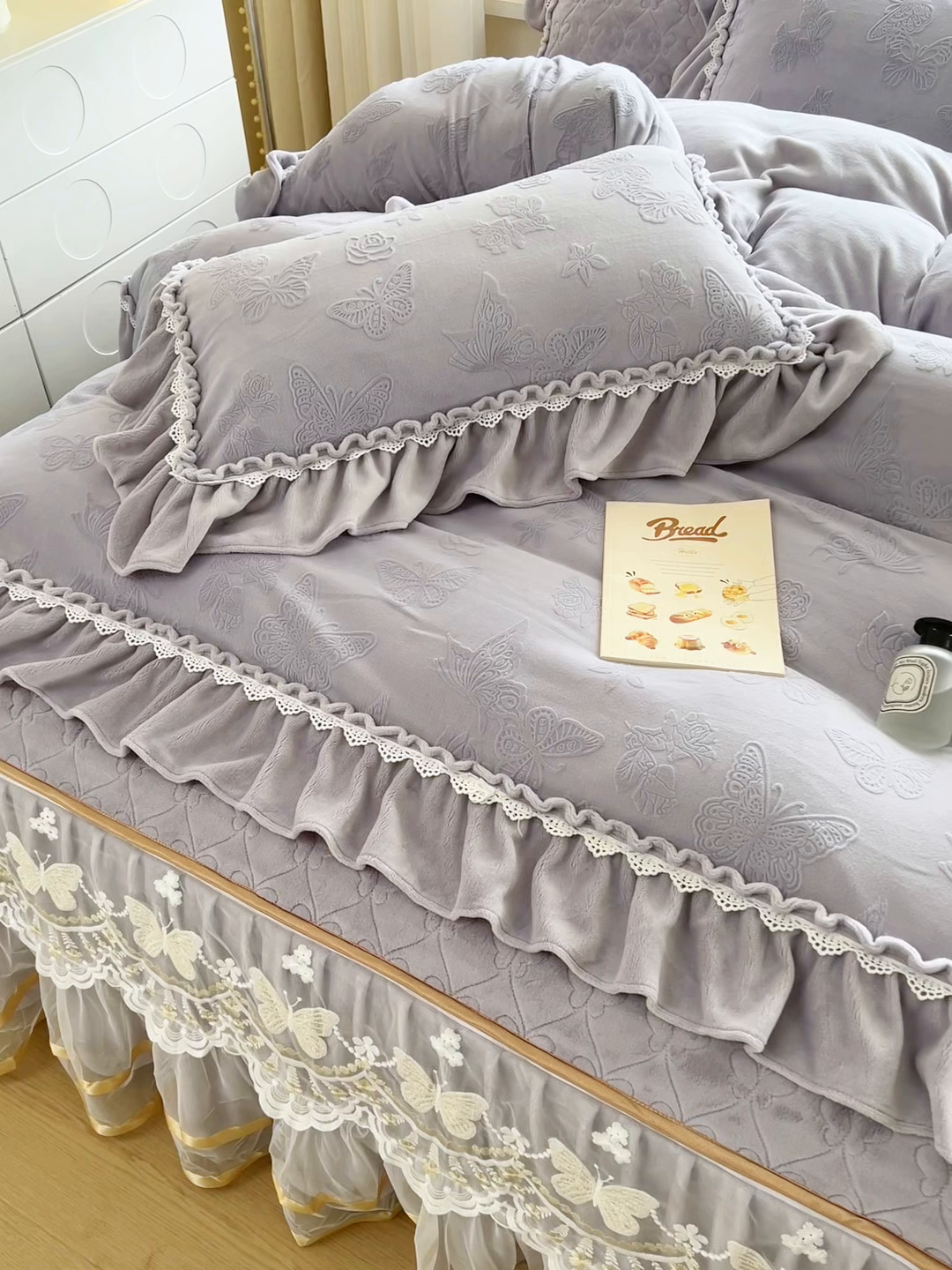 91家纺网 家纺一手货源 找家纺 罗艺轩 2025新款简约雕花牛奶绒可拆卸床裙四件套蝶恋（已申专版，严格控价） 蝶恋-紫