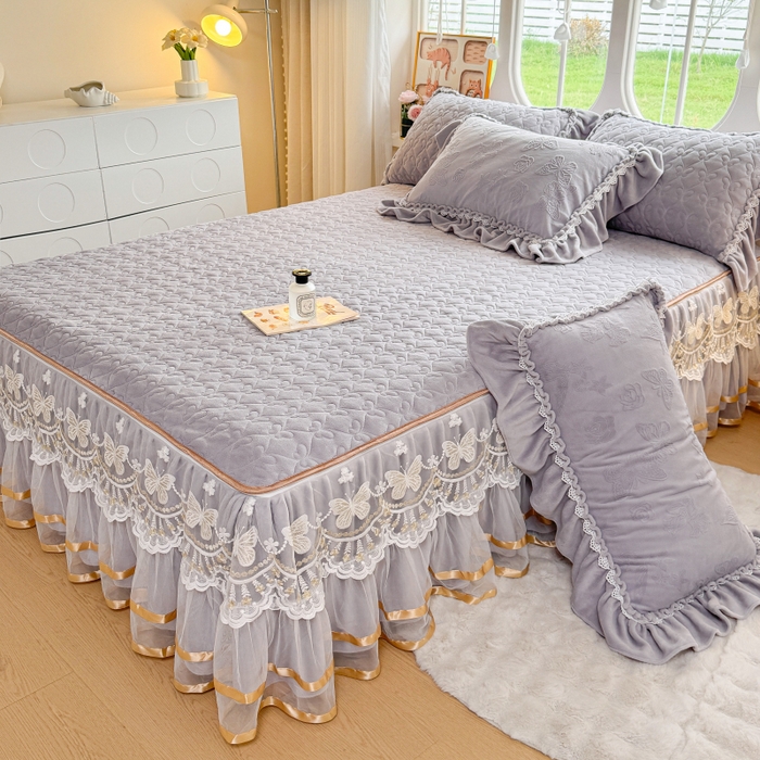 91家纺网 家纺一手货源 找家纺 （总）罗艺轩 2025新款简约雕花牛奶绒可拆卸单床裙床裙单件单品床裙蝶恋（已申专版，严格控价）