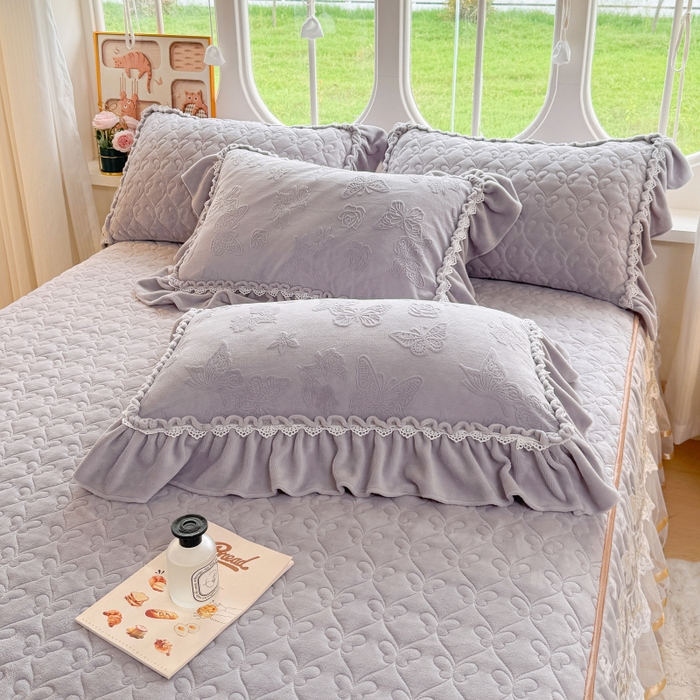 91家纺网 家纺一手货源 找家纺 （总）罗艺轩 2025新款简约雕花牛奶绒可拆卸单床裙床裙单件单品床裙蝶恋（已申专版，严格控价）