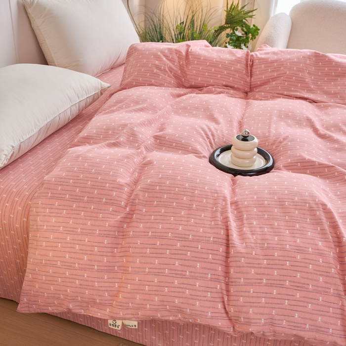 91家纺网 家纺一手货源 找家纺 春皖家纺 2025新款全棉原棉磨毛色织水洗单被套回暖系列-风格二 梦妮粉