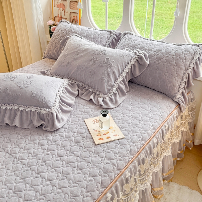 91家纺网 家纺一手货源 找家纺 罗艺轩 2025新款简约雕花牛奶绒可拆卸单床裙床裙单件单品床裙蝶恋（已申专版，严格控价） 蝶恋-灰