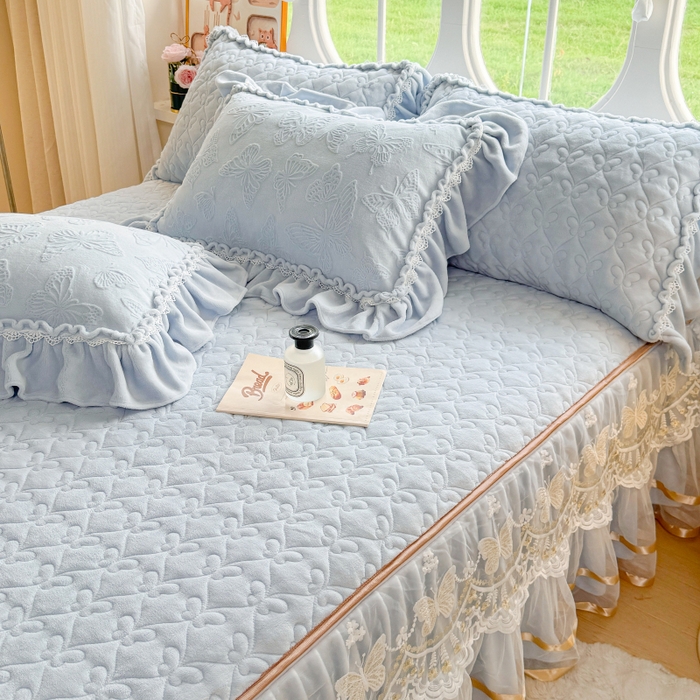 91家纺网 家纺一手货源 找家纺 罗艺轩 2025新款简约雕花牛奶绒可拆卸单床裙床裙单件单品床裙蝶恋（已申专版，严格控价） 蝶恋-蓝