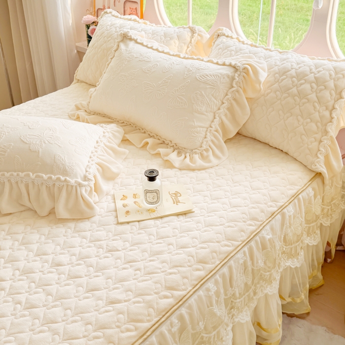 91家纺网 家纺一手货源 找家纺 罗艺轩 2025新款简约雕花牛奶绒可拆卸单床裙床裙单件单品床裙蝶恋（已申专版，严格控价） 蝶恋-米黄