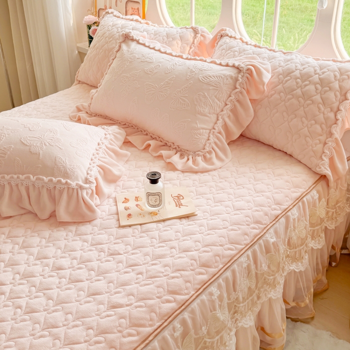 91家纺网 家纺一手货源 找家纺 罗艺轩 2025新款简约雕花牛奶绒可拆卸单床裙床裙单件单品床裙蝶恋（已申专版，严格控价） 蝶恋-玉