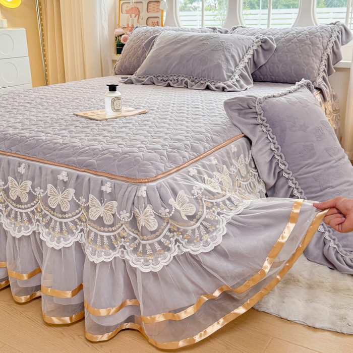 91家纺网 家纺一手货源 找家纺 罗艺轩 2025新款简约雕花牛奶绒可拆卸单床裙床裙单件单品床裙蝶恋（已申专版，严格控价） 蝶恋-灰