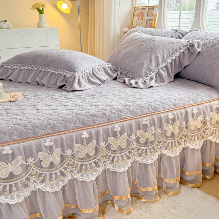 91家纺网 家纺一手货源 找家纺 罗艺轩 2025新款简约雕花牛奶绒可拆卸单床裙床裙单件单品床裙蝶恋（已申专版，严格控价） 蝶恋-灰