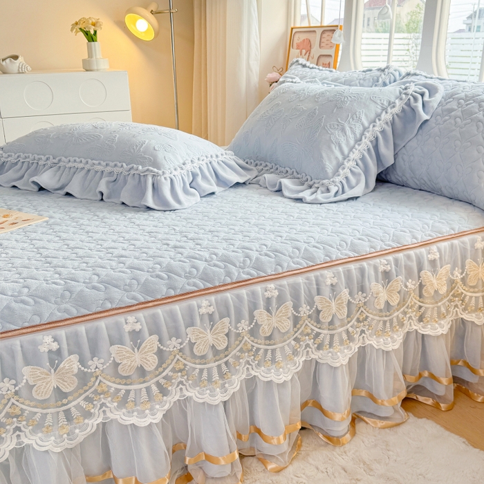 91家纺网 家纺一手货源 找家纺 罗艺轩 2025新款简约雕花牛奶绒可拆卸单床裙床裙单件单品床裙蝶恋（已申专版，严格控价） 蝶恋-蓝