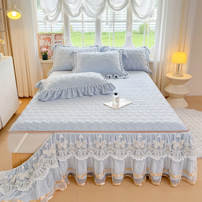 91家纺网 家纺一手货源 找家纺 罗艺轩 2025新款简约雕花牛奶绒可拆卸单床裙床裙单件单品床裙蝶恋（已申专版，严格控价） 蝶恋-蓝