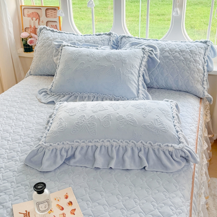 91家纺网 家纺一手货源 找家纺 罗艺轩 2025新款简约雕花牛奶绒可拆卸单床裙床裙单件单品床裙蝶恋（已申专版，严格控价） 蝶恋-蓝